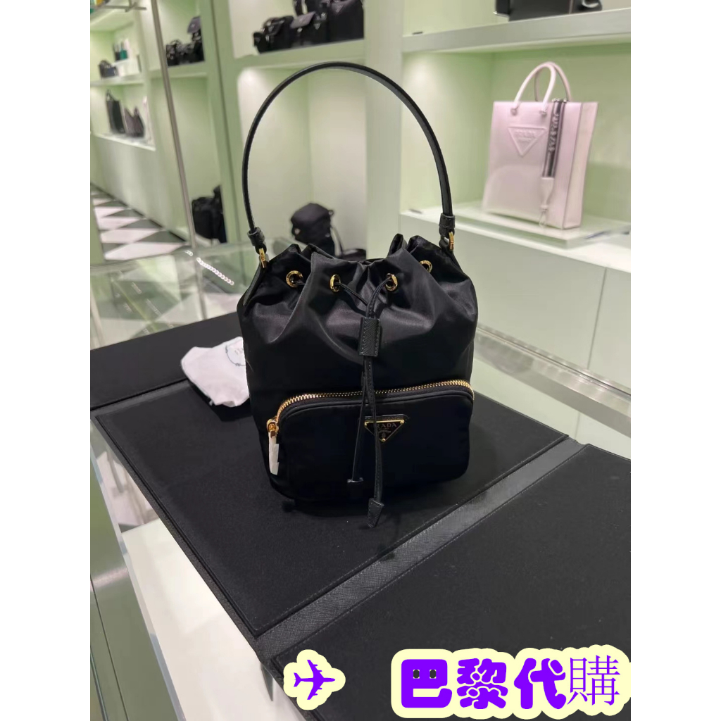 ✈️巴黎代購✈️全新真品 PRADA 黑色 再生 尼龍 金三角 束口 水桶包 1BH038