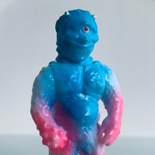 メディコムトイ｜MEDICOM TOY VAG S16 MVH OLLIE 獨眼巨人 粉藍配色 設計師 軟膠玩具 ソフビ