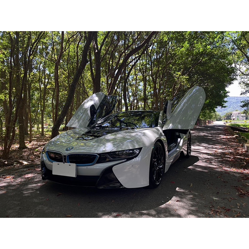 2016 BMW i8 油電混合性能跑車 油電混油拚極速，隱藏式排氣設計
