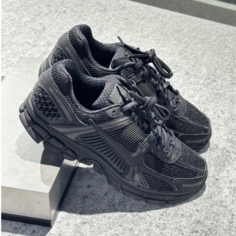 【DREAM | 潮流選物】Nike Air Zoom Vomero 5 黑武士 復古運動鞋