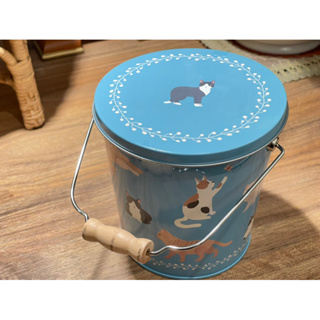 *黑頭小羊雜貨小舖*日本zakka~～藍色鐵桶可愛貓咪鐵製收納罐（含糖果）/鐵製手提收納桶/鐵製水桶造型糖果收納桶
