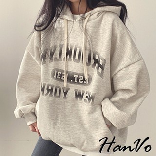 【HanVo】1631斑駁字母寬鬆連帽上衣 休閒舒適長袖大學帽T 韓系女裝 女生衣著 A02-1941