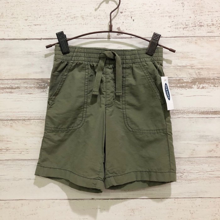 Maple麋鹿小舖 美國購買 童裝品牌 OLD NAVY 男童軍綠色短褲 ＊ ( 現貨3T )