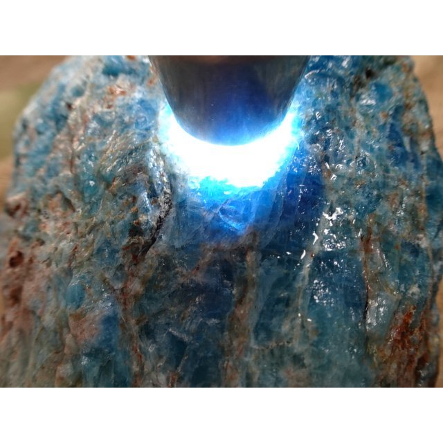 《藍金寶石玉石批發區》→〈原石系列〉→天然優玻璃質地清透天空藍藍寶石原礦〈3750公克→Ar481k