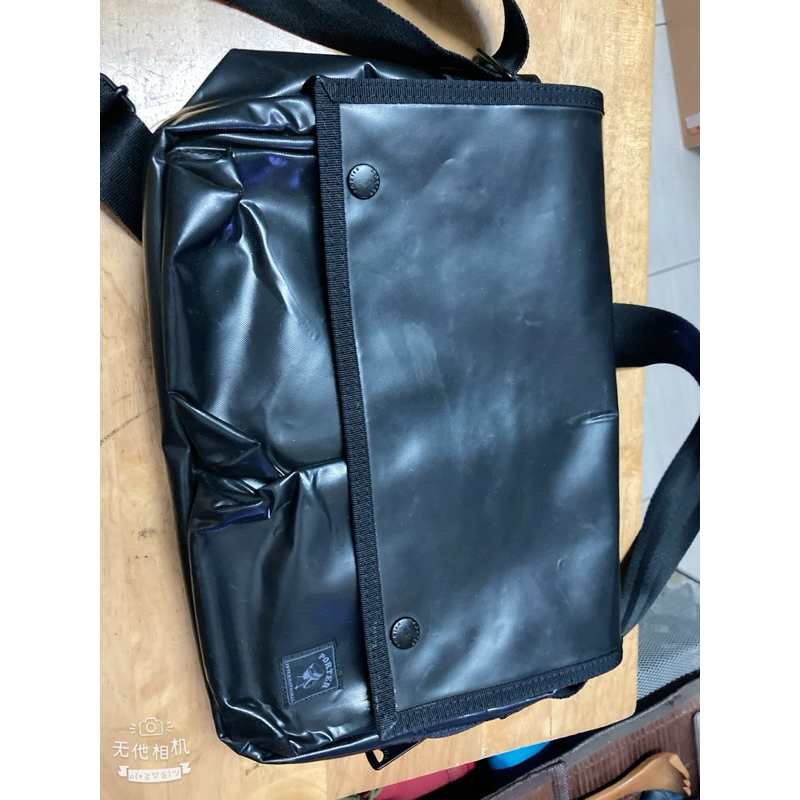 (看內文）2手防潑水面Porter大容量雙層斜背包側背包（可放iPad)包包有幾處表面有像水泡的突起物！這通病