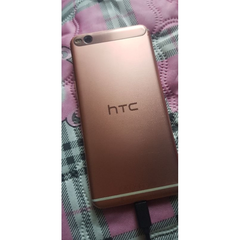 HTC ONE零件機 (電池膨脹，建議換新電池)螢幕兩處漏液