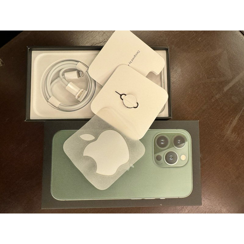 iPhone 13 Pro夜幕綠原裝盒子，配件全新