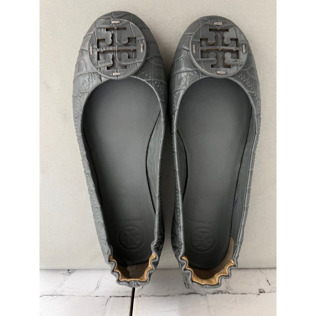 TORY BURCH 美國品牌深灰色鱷魚壓紋鞋頭綴品牌logo後跟抽皺設計平底鞋