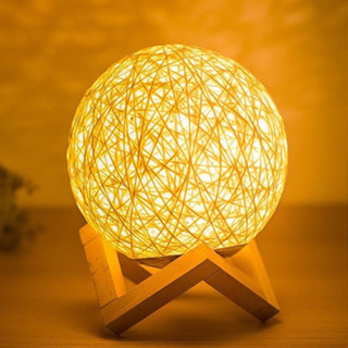 現貨《居家用品』北歐風 藤球小夜燈 ♥ 木架藤球燈床頭燈 創意浪漫 LED燈 檯燈 ♥ 星空 氛圍燈 母親節禮物 燈具