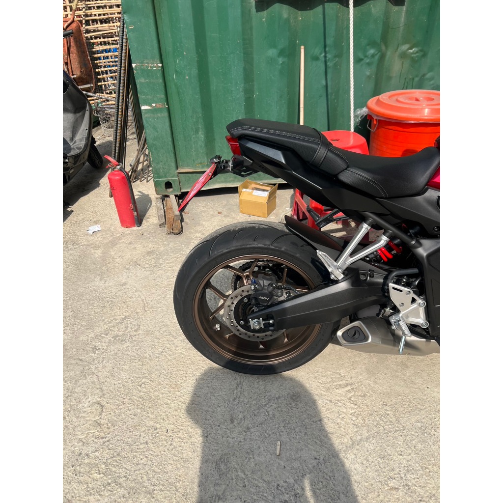 (阿春師短牌架)附上 大牌燈 CB650R(二手商品)