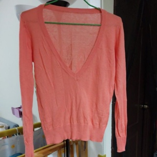 粉紅色V領長版針織罩衫，四季百搭，穿出好氣色