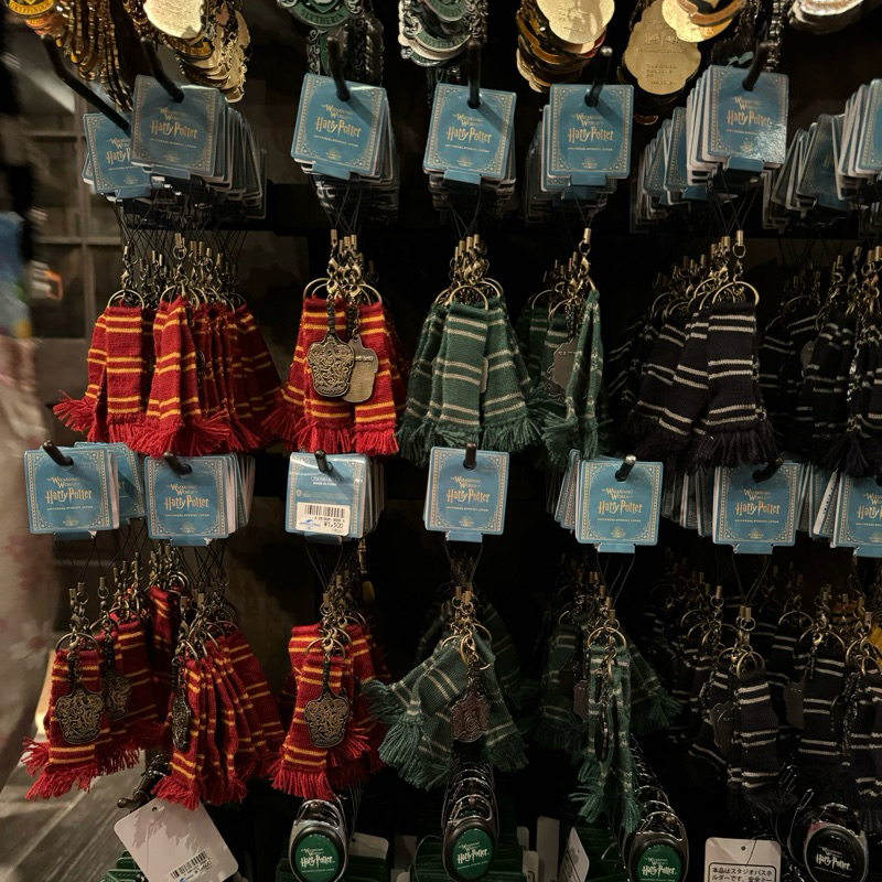 🇯🇵現貨《酷東西代購》Harry Potter大阪環球影城哈利波特 圍巾吊飾鑰匙圈 學院卡套 葛萊芬多/史萊哲林 聖誕