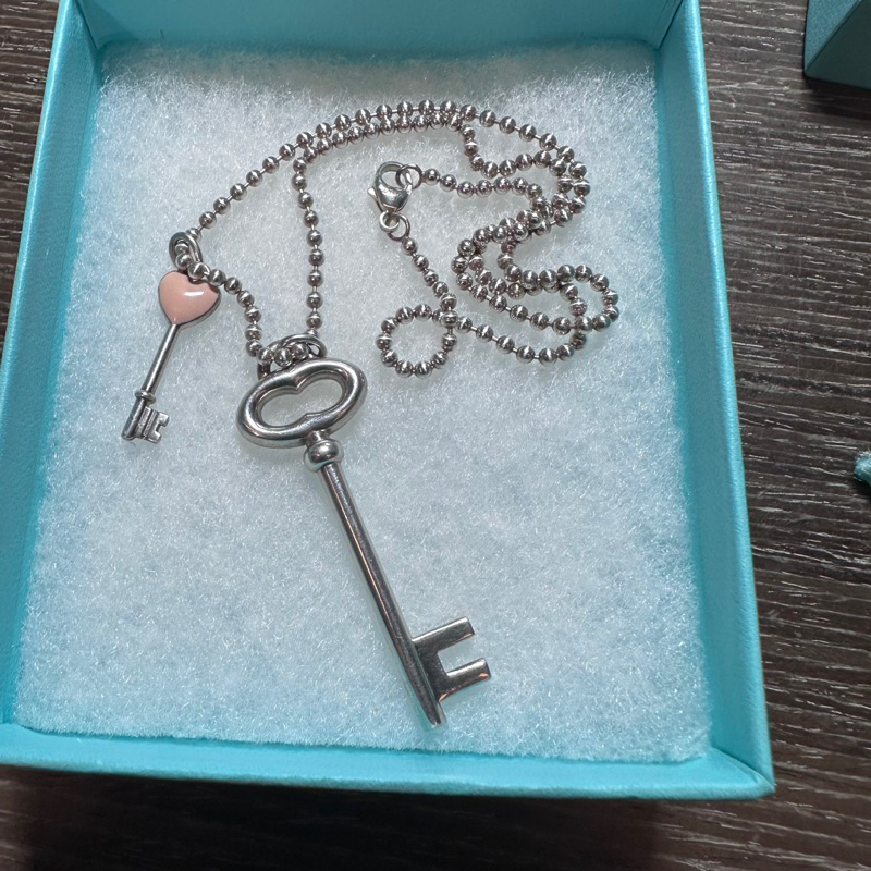 Tiffany&amp;Co. 蒂芙尼 925純銀-KEY長鑰匙墜飾與粉紅瓷愛心墜飾長版圈型項鍊