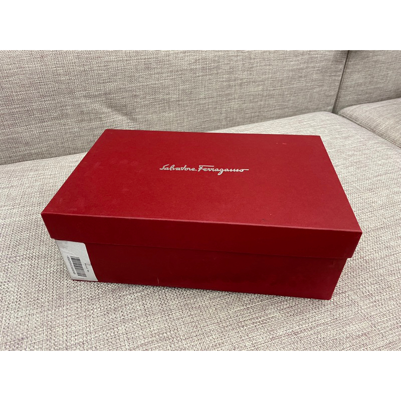 Salvatore Ferragamo鞋盒。紅色鞋盒。紙盒