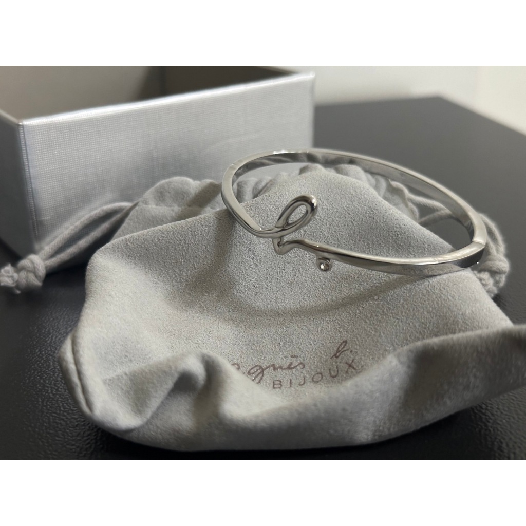 全新現貨 agnes b Bijoux系列 人氣款 銀色logo水鑽 不鏽鋼 磁吸扣式 手環16cm  附品牌盒 收納袋