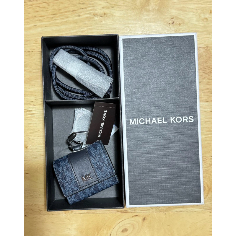 降價-80（全新）MICHAEL KORS  AIRPODS 耳機套 防刮MK拼接皮革壓 掛脖 吊掛包（滿版黑色）正品