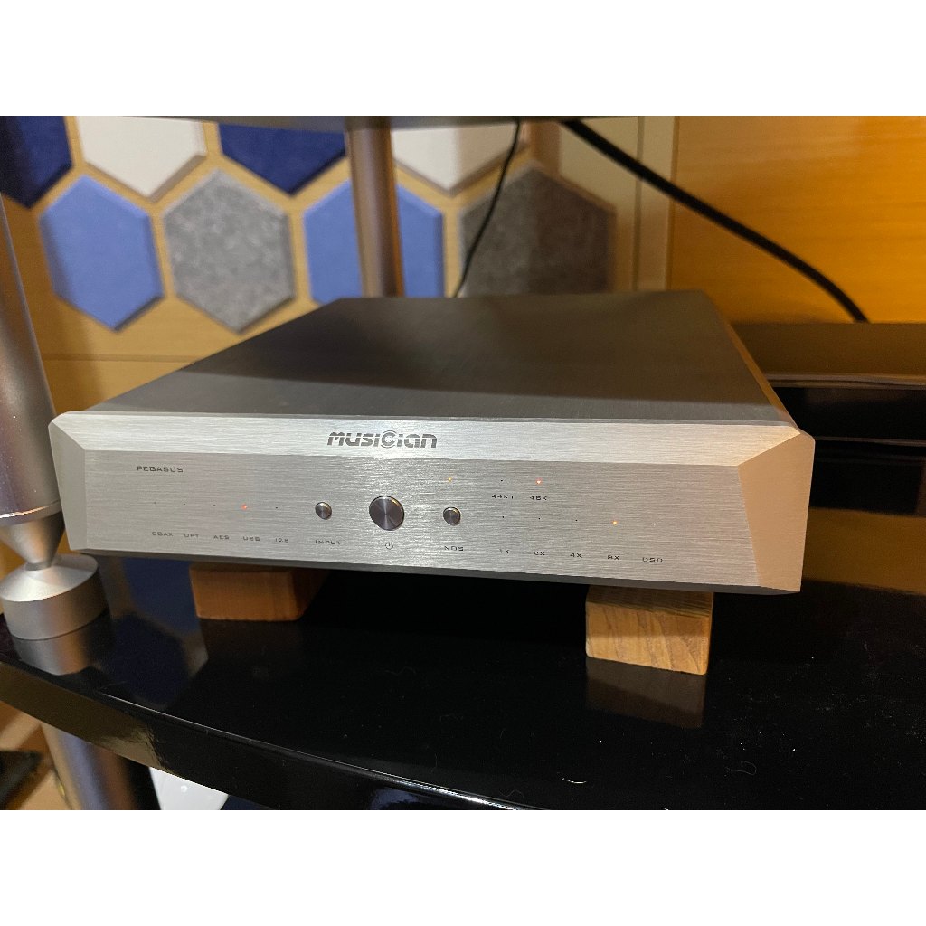 Musician Pegasus R2R DAC (monarchy blue 保險絲 + 象神鍍銠銀棒)