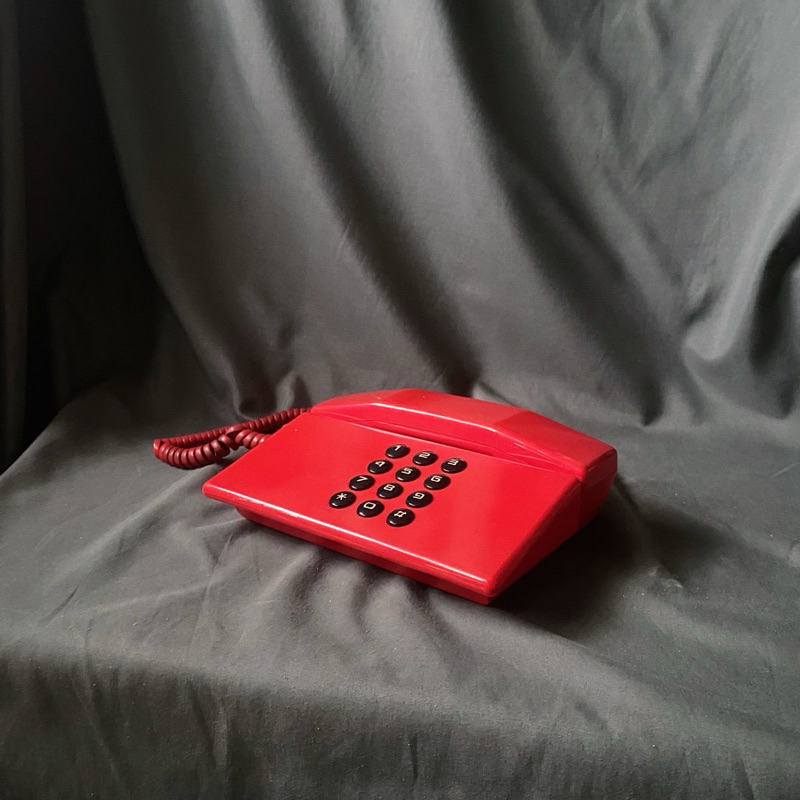 {{ 老叢 }} ☎️ 早期紅色按鍵式有線電話