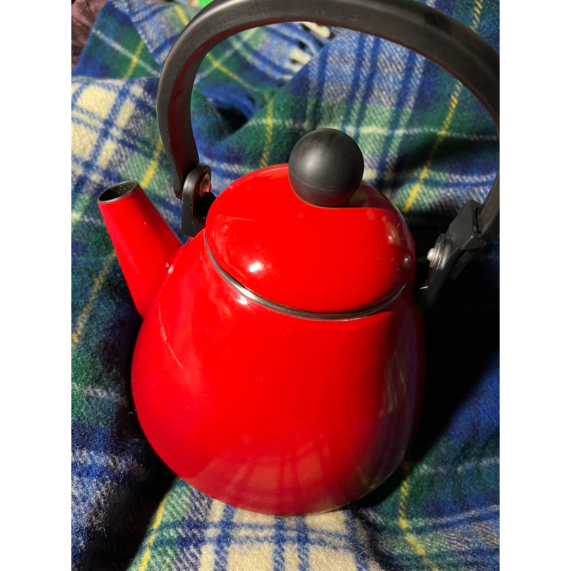 Le Creuset Le Creuset 茶壺 1.6 公升,無脫漆內乾淨，唯蓋內側不銹鋼碰到不影響到外觀