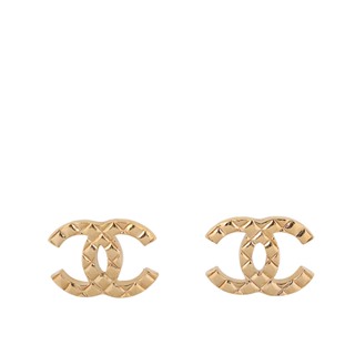CHANEL CC Logo 菱格紋針式耳環(金色) ABD035 B16128 NW440