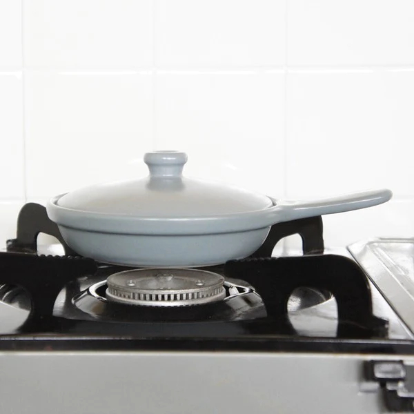 日本製 貝印 GRILLER 耐熱陶瓷煎鍋 附蓋｜適用於直火 微波爐 烤箱|平底鍋 小鍋子208×142x×65mm
