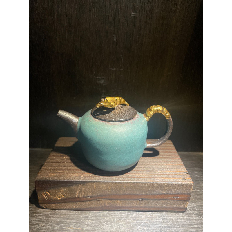陶藝名家-許旭倫老師-銅綠釉龍年金感《蝦》手工茶壺《金蝦》；不含木座