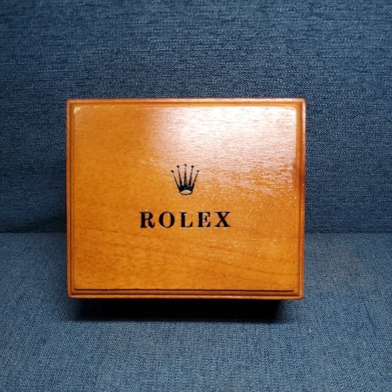 勞力士logo。 原木製錶盒。閒置多年。