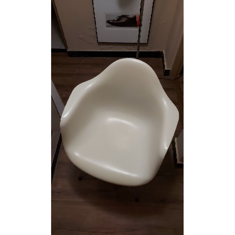 Eames 經典米白色扶手椅四張 保證正品