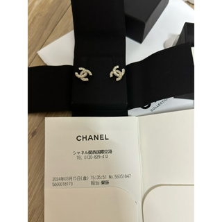 日本正貨購 有收據CHANEL 香奈兒 CHANEL CC LOGO鑲嵌珍珠搭配鑲鑽設計穿式耳環(淡金)