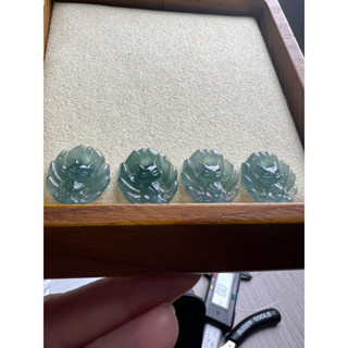 天然翡翠雕刻品.九尾狐小冰件.瓜料.威料.diy小物件.可作耳環與隨意扣.雕刻品.單個出售隨機出貨