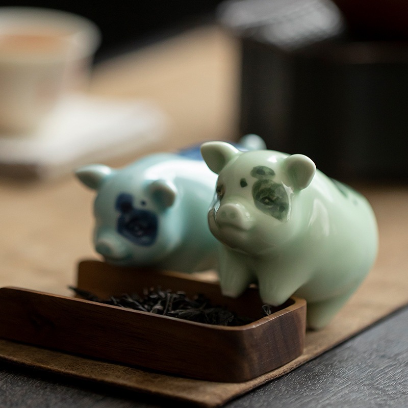 【茶王商店】小花豬陶瓷擺件 藍綠二款 諸事大吉 陶瓷 擺件 擺飾 茶寵 小花豬 豬 茶具 茶玩 風水 開運 療愈
