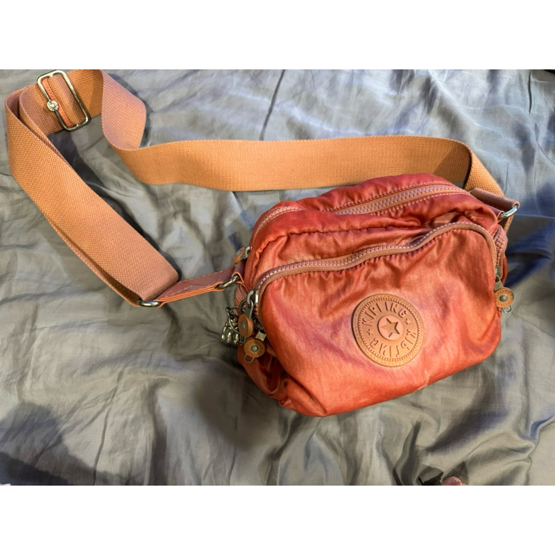 Kipling 粉色隨身包 前中後袋側背包 二手品7成新有點髒便宜賣 22cmx15cmx10cm