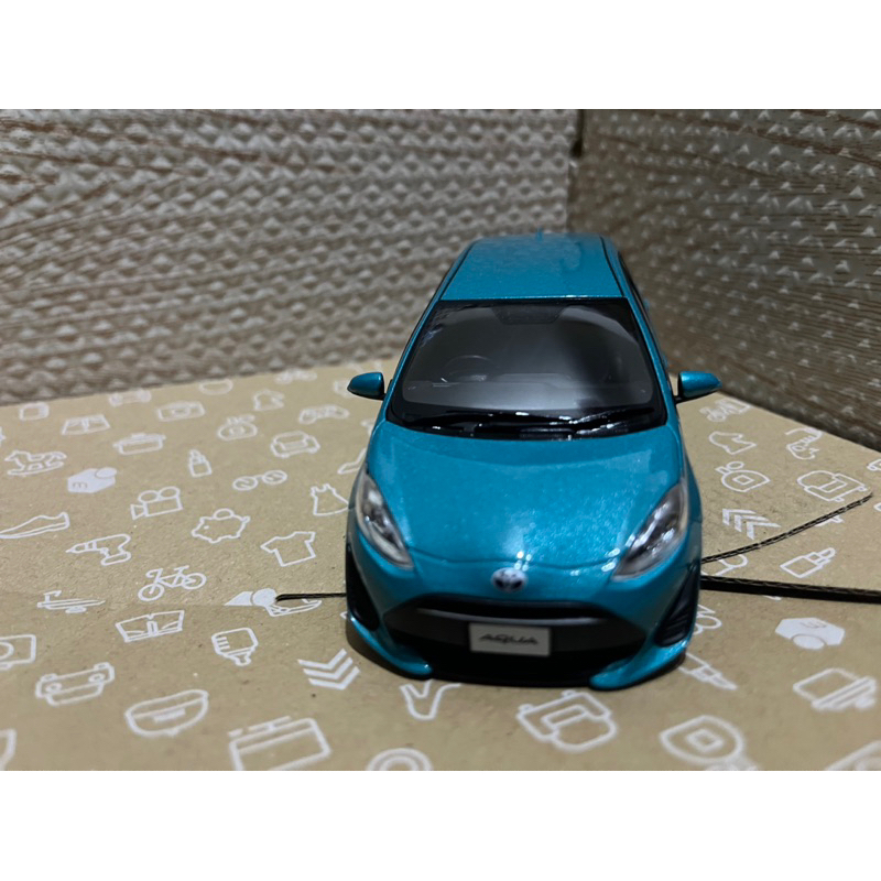 Toyota Prius c 1/30 翡冷藍 日規展示模型車 irent 付展示盒