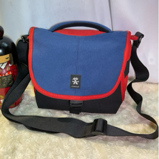 品牌Crumpler（藍紅黑色）小野人相機背包 7D 500D 是澳洲小野人受推崇的經典款式，為您單眼相機提供優良的防護