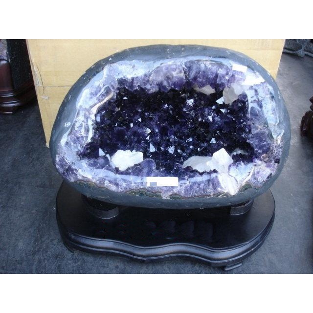 中式經典仿古家具......大顆天然烏拉圭深孔帶虎牙紫水晶洞 (重18.2公斤)