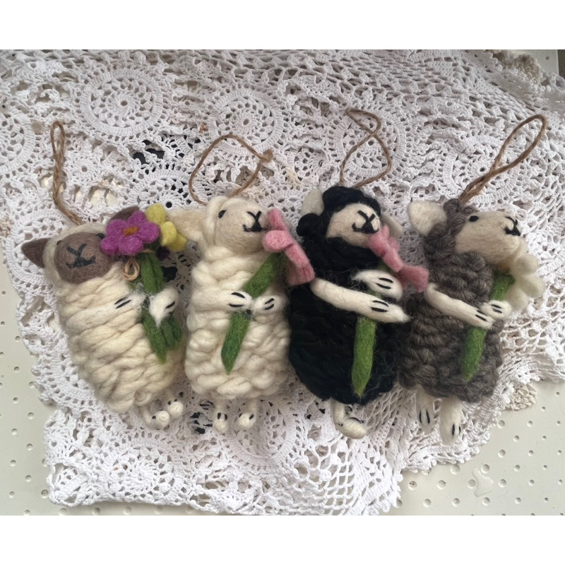 超可愛尼泊爾手工羊毛氈抱花朵綿羊吊飾掛飾