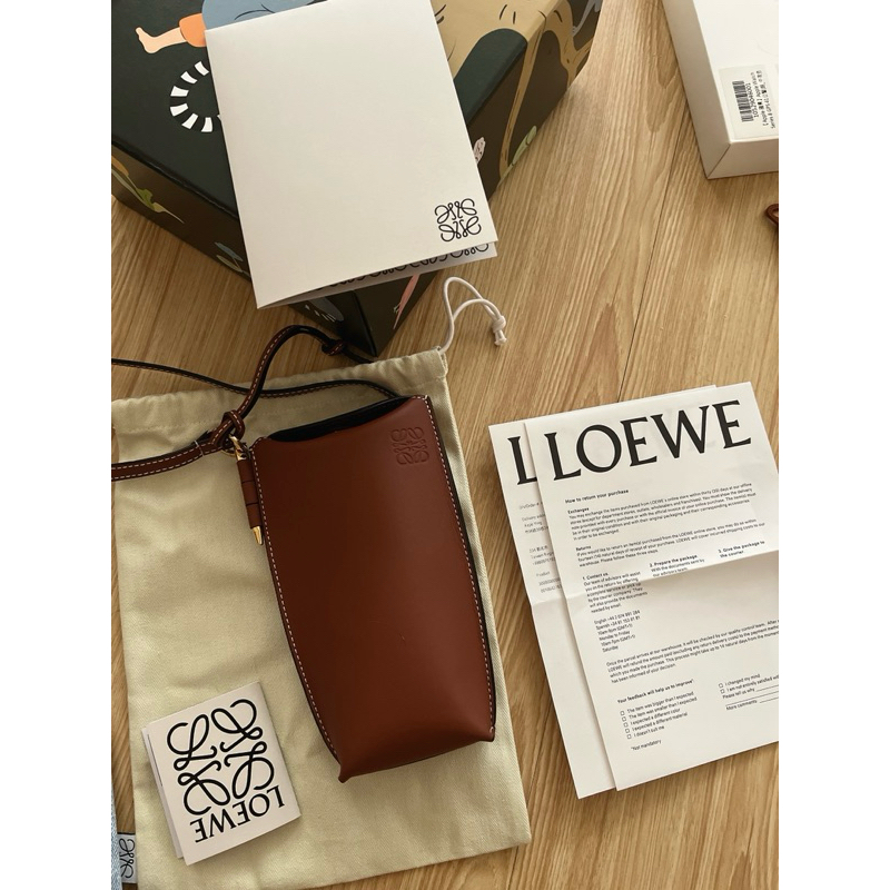 全新Loewe Gate pocket in soft calfskin 口袋真皮小手機包