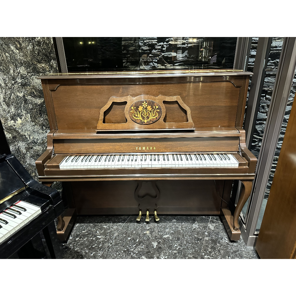 【中古鋼琴】YAMAHA YU60 二手鋼琴《鴻韻樂器》直立式鋼琴 光澤胡桃木色 精緻造型譜架 古典設計