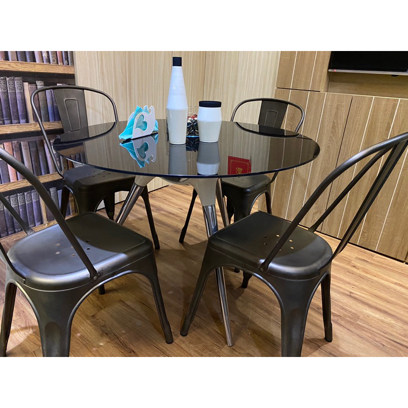 二手傢俱黑色強化玻璃餐桌👍直徑101公分高度約72～75，桌高有些傾斜😊無桌腳墊😅買家聊聊有優惠9折價喔😘