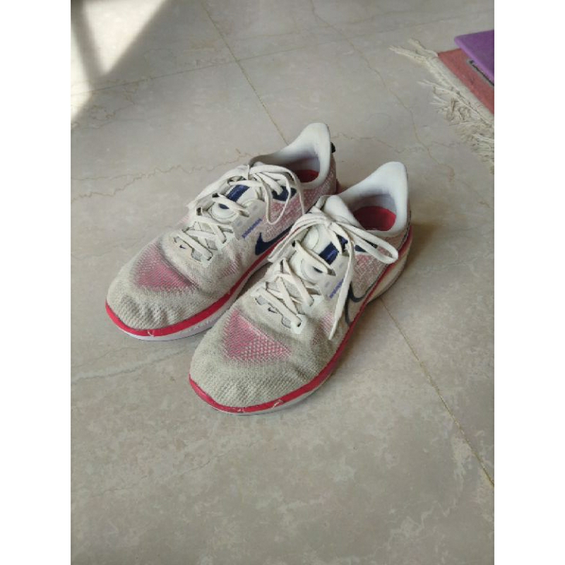 二手最新款NIKE VOMERO 17 男鞋 米白紅(FB1309003)US9 27cm (中底加 ZoomX 泡棉)