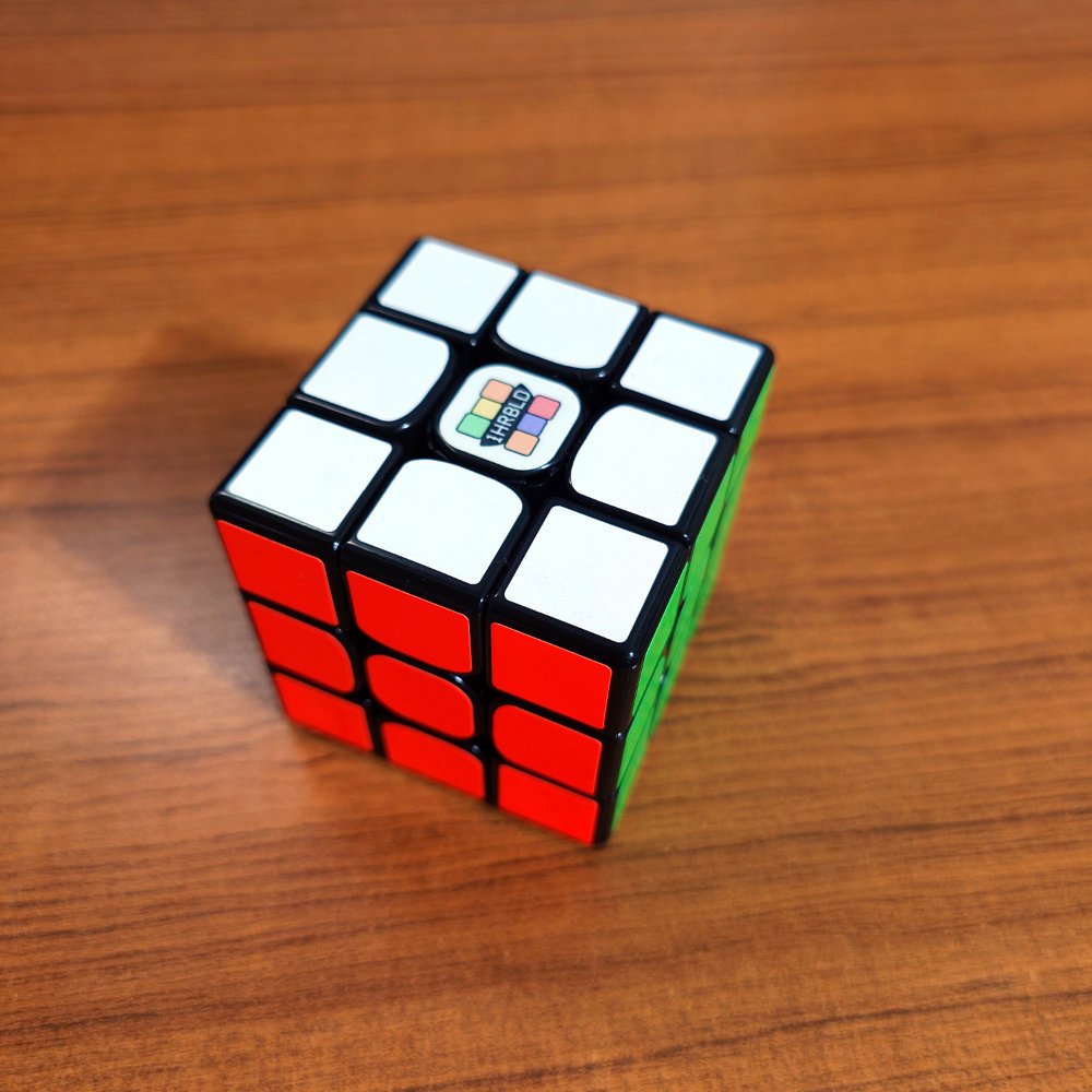 一顆 3x3 魔術方塊