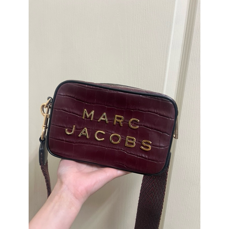 MARC JACOBS  MJ金屬大LOGO 鱷魚紋皮革拉鍊斜背相機包