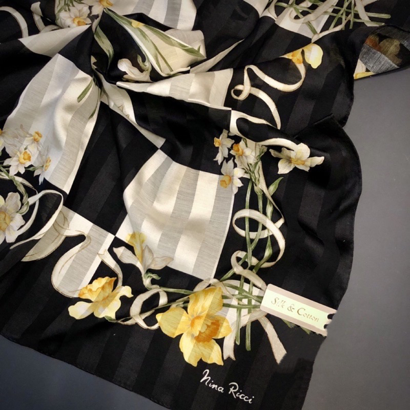 / 保留中 /Vintage · NINA RICCI· 美品 細膩手繪黃水仙與緞帶 老手絹巾 古董絲巾