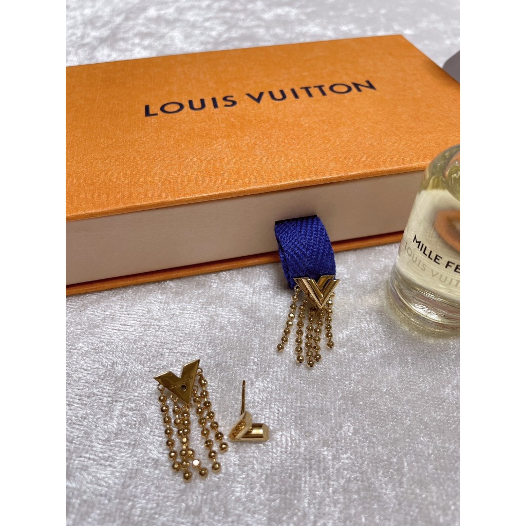 Louis Vuitton Essential v stud earrings (M63208, M80139, M68153)