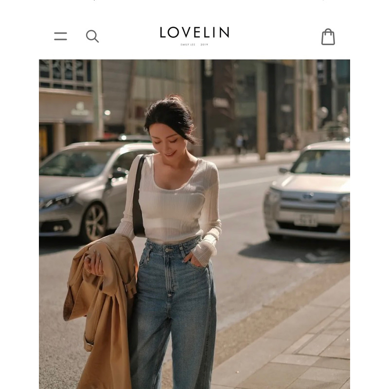 《 LOVELIN 》【Luv Selects】 大U型領薄針織上衣-白色 均碼（全新）