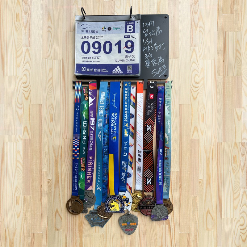 「跑步不要穿」DIY獎牌架 附號碼布 活頁套10個，小磁鐵，白板筆可寫可擦 馬拉松