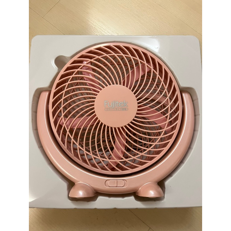 【Fujitek富士電通】「粉紅色」9吋勁風渦流DC扇 風扇(不挑色隨機出貨) FTF-U09