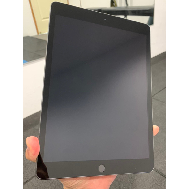 Apple iPad8 Wi-Fi 二手無損傷無保固 銀灰色 32G ipencil 保護套（一起賣）