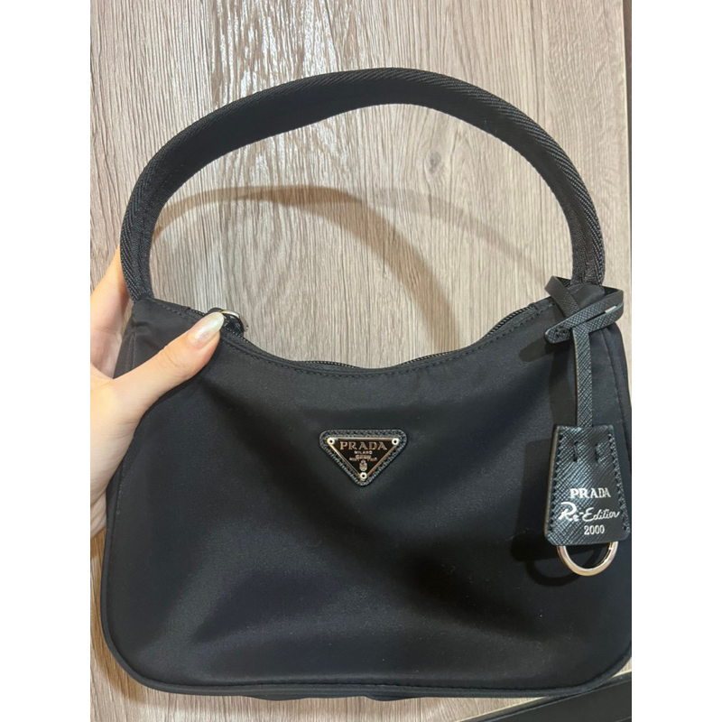 付發票保卡PRADA 過季全新真品1NE515 NERO  Re-Edition 2000 HOBO 手提/肩背包 二手