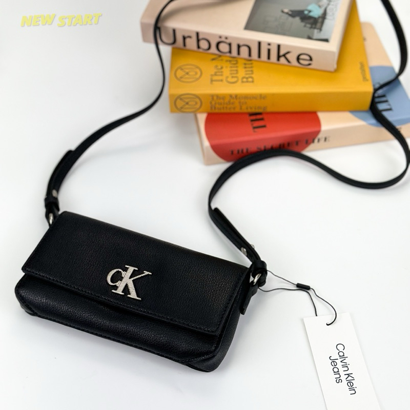 【New START精品服飾-員林】 Calvin Klein CK 立體金屬字母 迷你 翻蓋式 側背包 斜背包 手機包